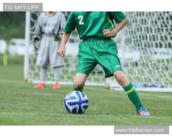 33号球星闪耀绿茵场 决胜时刻引领球队冲刺荣耀顶峰