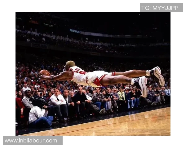 罗德曼在篮球中的独特角色与足球中鲁尼的相似性探讨